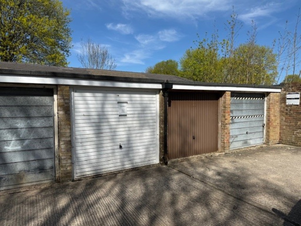 Lot: 4 - EIGHT FREEHOLD GARAGES IN BLOCK - Garages